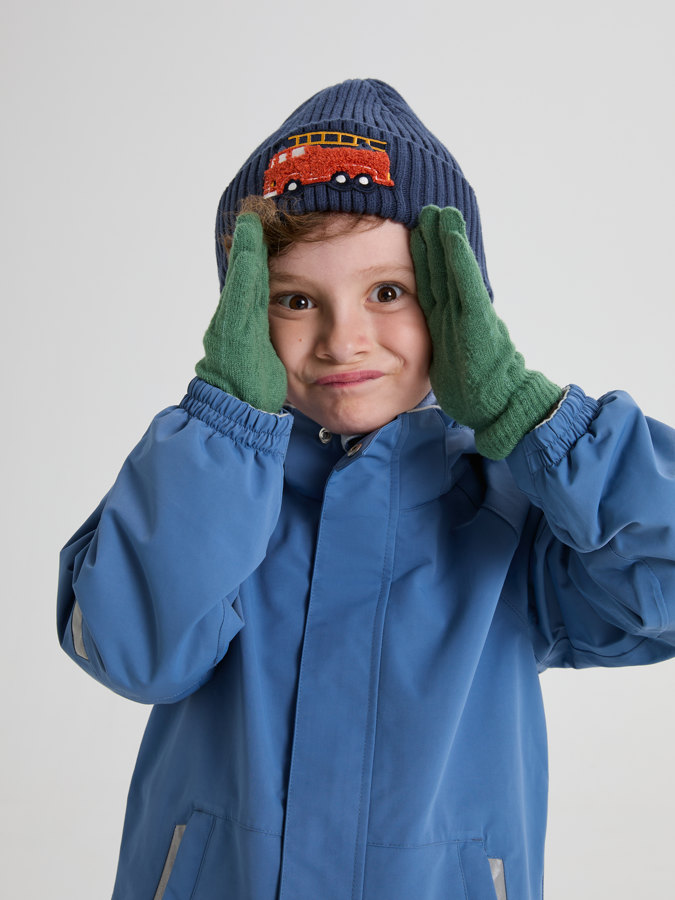 Ribbstickad mössa med applikation