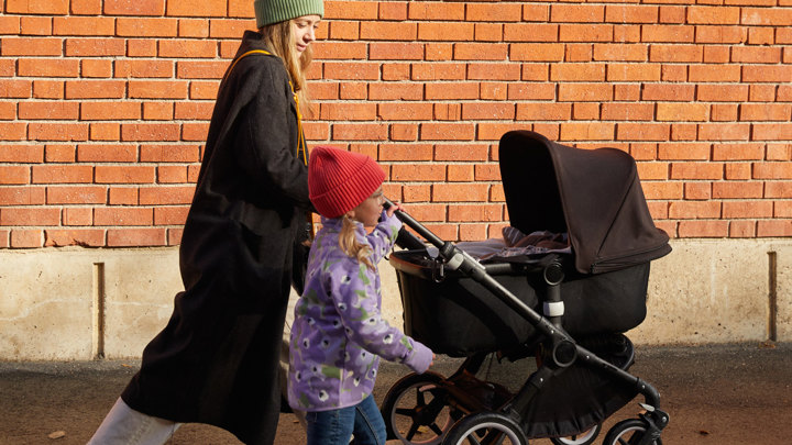 Så klär du din bebis i vagnen